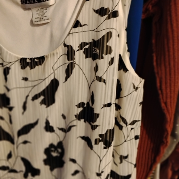 Dana Kay Monochrome Floral sleeveless Top - Picture 2 of 4